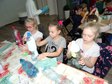 Karmniki dla ptaków powstały dziś w wieluńskiej bibliotece miejskiej
